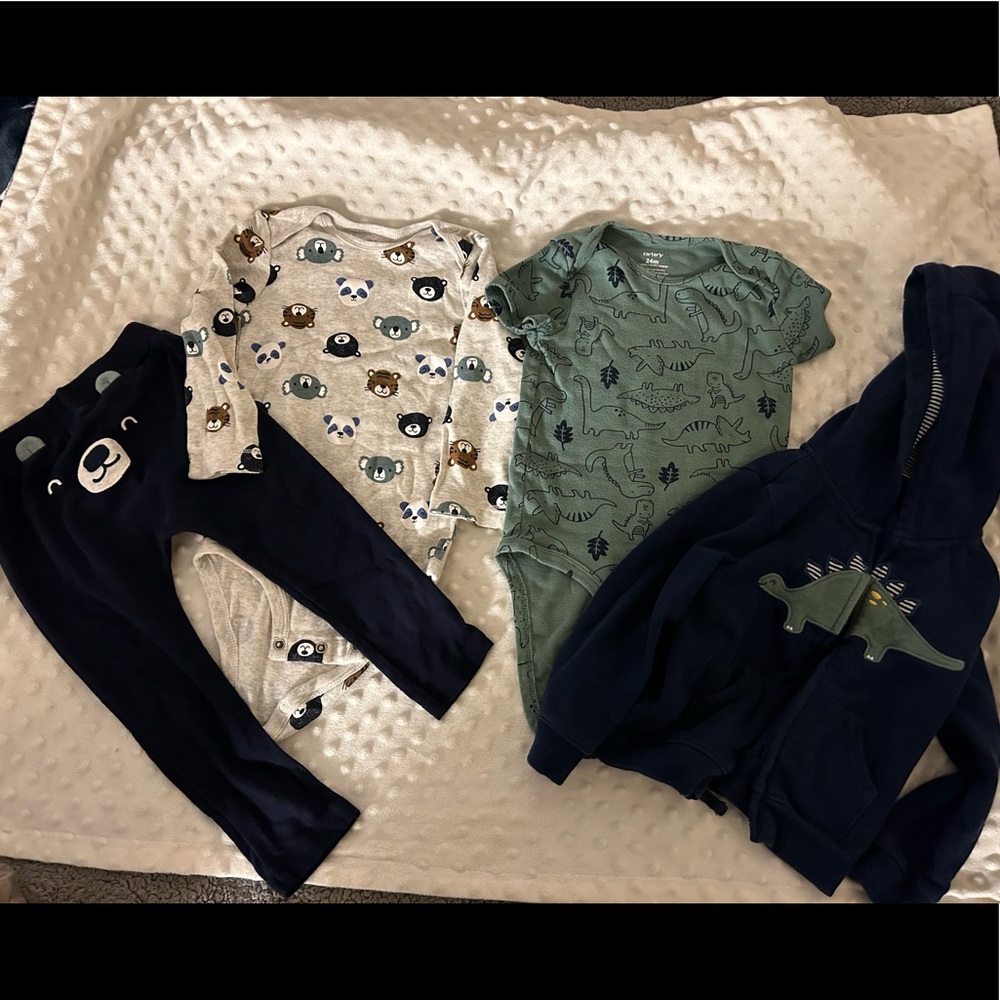 Bundle of Carter’s baby outfits size 24m